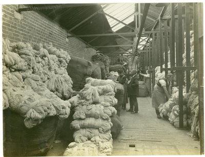 Magazzini di filati, fabbrica di tappeti, 1923 da English Photographer